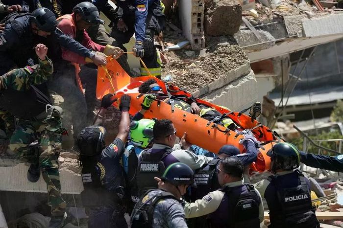 Các nhân viên cứu hộ đưa cậu bé Moises Calzadilla, 11 tuổi, ra khỏi đống đổ nát 3 ngày sau trận động đất xảy ra ở La Guaira, Venezuela, ngày 27-6-2026