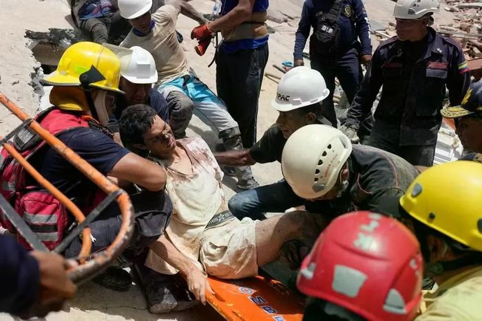 Một nạn nhân may mắn được lực lượng cứu hộ tìm thấy