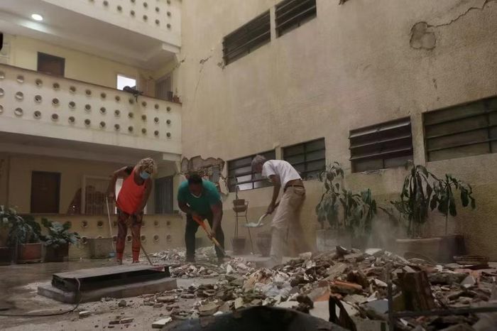 Người dân Caracas dọp dẹp đống đổ nát