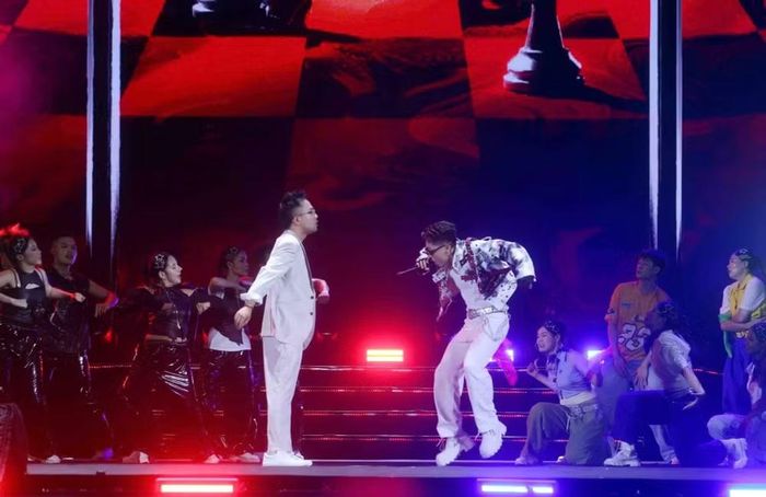 Tiết mục Battle Rap "Đối đầu" của rapper Dr Peem cùng vũ đoàn tạo nên không khí mạnh mẽ, trực diện, phản ánh cuộc đấu tranh giữa lựa chọn đúng và sai, giữa bản lĩnh và cám dỗ