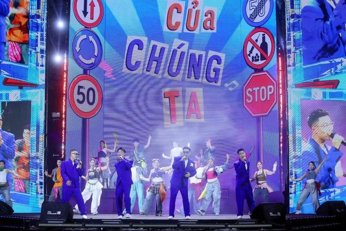 Không gian nghệ thuật đặc sắc tại quảng trường Đông Kinh Nghĩa Thục càng thêm “nóng" khi có sự góp mặt của dàn nghệ sĩ, ca sĩ tên tuổi cùng những gương mặt có sức ảnh hưởng lớn trong cộng đồng và giới trẻ hiện nay