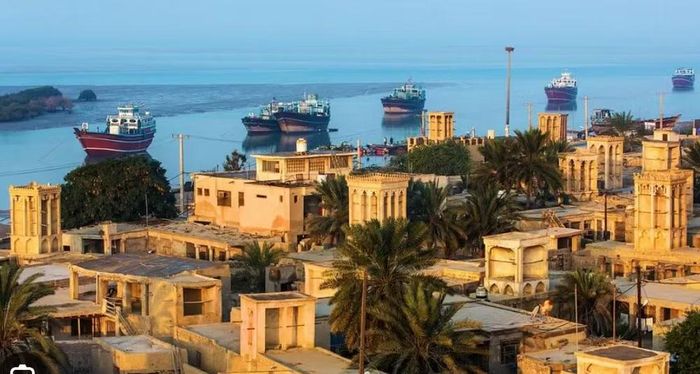 Về phía Iran, hãng thông tấn Tasnim đưa tin nhiều tiếng nổ đã xuất hiện tại làng Tahrui thuộc huyện Sirik, khu vực ven biển gần eo biển Hormuz.