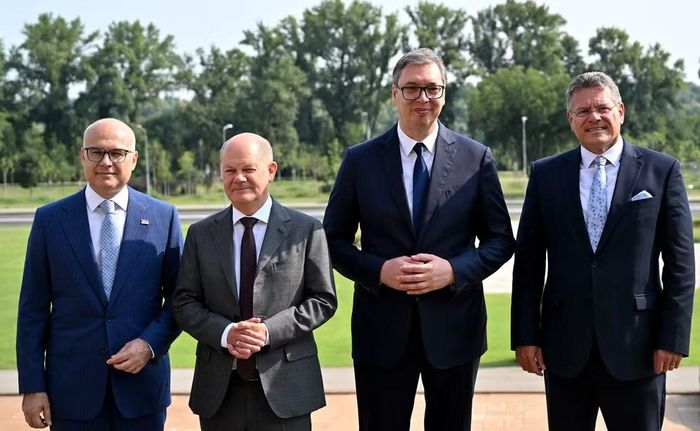 Trước đó, ông Vucic nhiều lần để ngỏ khả năng trở lại đảm nhiệm cương vị thủ tướng. Một số đồng minh thân cận của ông cũng công khai bày tỏ quan điểm rằng ông nên quay lại vị trí này.