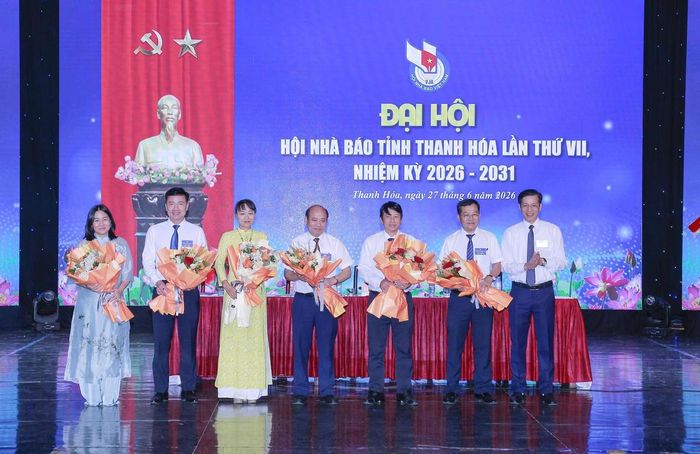  Chủ tịch Hội Nhà báo tỉnh Phạm Văn Báu tặng hoa chia tay các thành viên thôi không tham gia Ban Chấp hành và Ủy ban Kiểm tra khóa VII. Ảnh: Lê Hợi