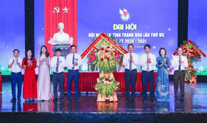 Phó Bí thư Tỉnh ủy, Chủ tịch Ủy ban MTTQ tỉnh Trịnh Tuấn Sinh tặng hoa chúc mừng Đại hội Hội Nhà báo tỉnh lần thứ VII, nhiệm kỳ 2026-2031. Ảnh: Lê Hợi