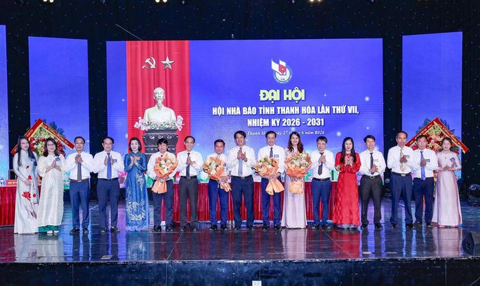 Lãnh đạo tỉnh Thanh Hóa và Hội Nhà báo Việt Nam tặng hoa chúc mừng Ban Chấp hành, Ban Kiểm tra Hội Nhà báo tỉnh khóa VII, nhiệm kỳ 2026 - 2031 và Đoàn đại biểu đi dự Đại hội Hội Nhà báo Việt Nam nhiệm kỳ 2026 - 2031. Ảnh: Lê Hợi