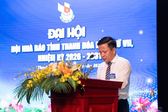Nhà báo Nguyễn Anh Tuấn - Trưởng Ban Kiểm tra Hội Nhà báo tỉnh, Thư ký Chi hội Báo chí Trung ương tại Thanh Hóa trình bày tham luận tại đại hội. Ảnh: Lê Hợi