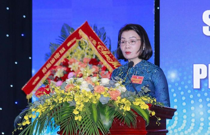Bà Đỗ Thị Toán - Phó Chủ tịch Thường trực Ủy ban MTTQ tỉnh Thanh Hóa ghi nhận, biểu dương những kết quả nổi bật của Hội Nhà báo tỉnh đạt được trong nhiệm kỳ vừa qua. Ảnh: Lê Hợi