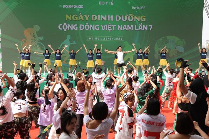 Màn trình diễn của các đội thi được người dân cổ vũ nhiệt tình.