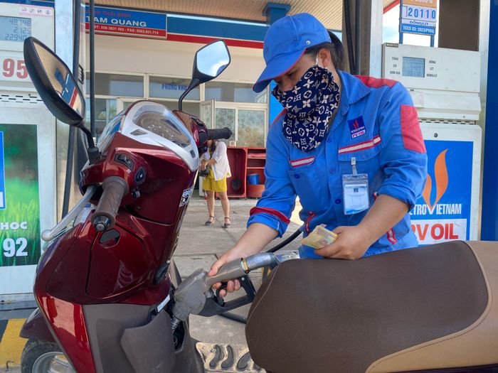  Đề xuất gia hạn thời gian miễn giảm các sắc thuế với xăng dầu đang nhận được nhiều ủng hộ. Ảnh: MINH TRÚC 
