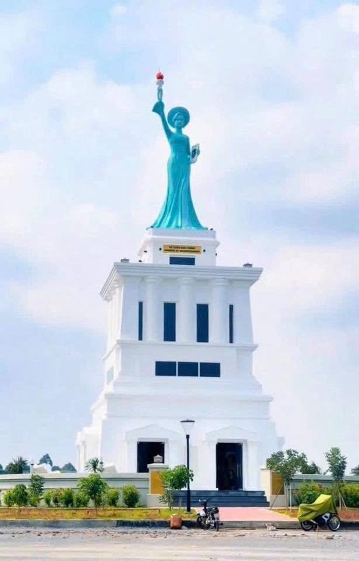  Công trình tượng “Nữ thần Khai phóng” tại Khu đô thị E.City Tân Đức cao hơn 9 m tại E.City Tân Đức bị yêu cầu ngừng thi công. Ảnh: MXH 