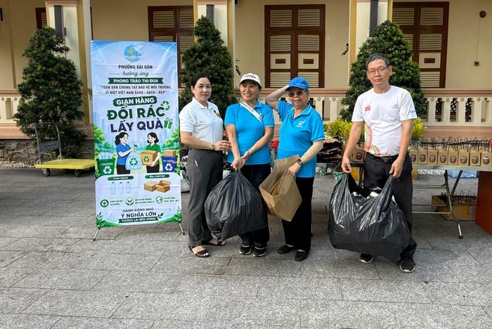  Chương trình đổi rác lấy quà được nhiều người dân hưởng ứng. Ảnh: NGUYỄN CHÂU 