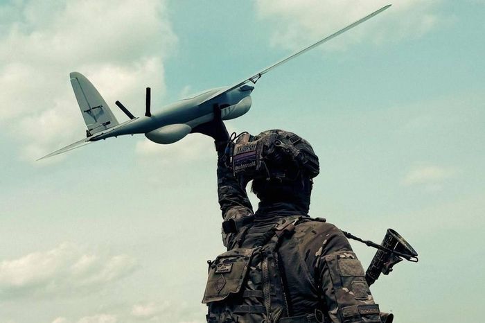  Một người lính của Lực lượng Tác chiến Đặc biệt Ukraine phóng một chiếc UAV. Ảnh: General Staff of the Armed Forces of Ukraine/Telegram 
