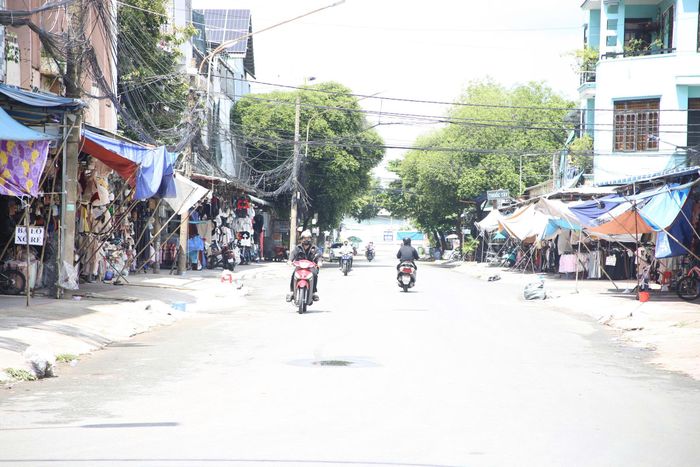  Khu vực chợ Việt Lập thông thoáng sau nhiều đợt ra quân xử lý trật tự lòng lề đường. Ảnh: PHẠM HẢI 