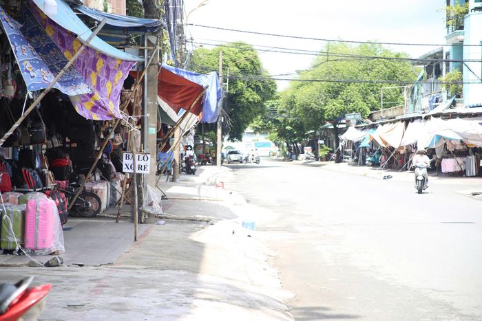  Vỉa hè thông thoáng, các hộ dân kinh doanh trên những tuyến đường lớn và khu vực chợ đã đi vào nề nếp, trả lại vỉa hè cho người đi bộ. Ảnh: PHẠM HẢI 