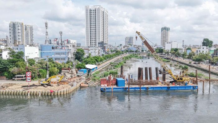  Dự án cải tạo bờ Bắc Kênh Đôi đang được thực hiện. Ảnh: THUẬN VĂN 