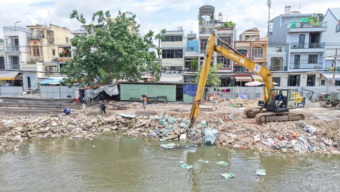  Di dời nhà ven kênh giúp cải thiện môi trường và chỉnh trang đô thị. Ảnh: THUẬN VĂN 