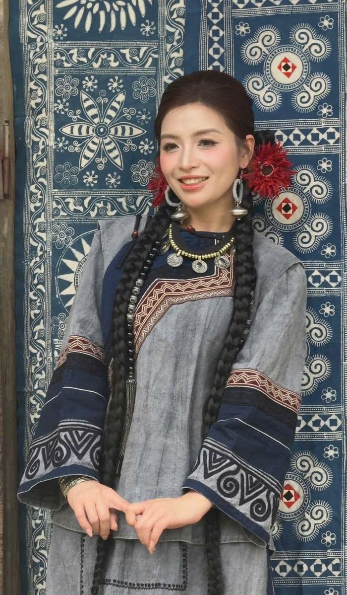  Nguyễn Quỳnh Lâm, chủ nhà hàng trong trang phục lấy cảm hứng từ văn hóa Tây Bắc. 