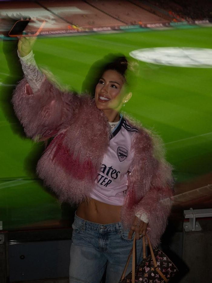Vợ Gabriel Magalhaẽs là influencer thời trang đến từ Brazil. Gabrielle thường chia sẻ các video chuẩn bị trang phục trước mỗi trận đấu của chồng. Cô nổi tiếng với những chiếc corset và áo khoác được thiết kế riêng, in tên và số áo của Gabriel, kết hợp giữa thời trang cao cấp và cảm hứng thể thao.