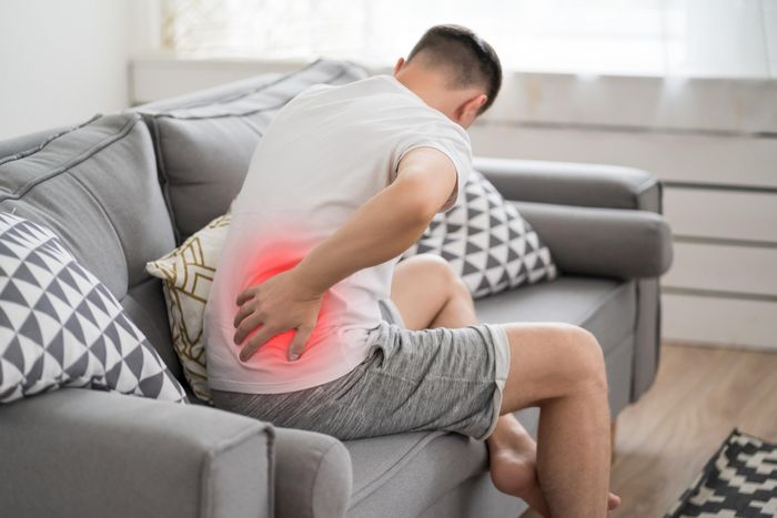  Cơn đau vùng hông lưng, thường xuất hiện ở một bên cơ thể, có thể lan xuống bụng dưới hoặc vùng bẹn, là dấu hiệu điển hình của sỏi thận. Ảnh: Shutterstock. 