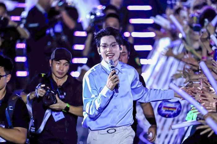  Bên cạnh đó, các nghệ sĩ trẻ như buitruonglinh, CONGB, Muôịi, Hà Myo, Ngọc Ánh cũng góp phần làm nên không khí đa dạng cho concert. buitruonglinh tạo hiệu ứng đồng ca với Việt Nam thịnh vượng sáng ngời, CONGB khuấy động bằng vũ đạo và màn giao lưu duyên dáng. buitruonglinh còn mang lên sân khấu 2 ca khúc quen thuộc Từng ngày yêu em, Đường tôi chở em về. 