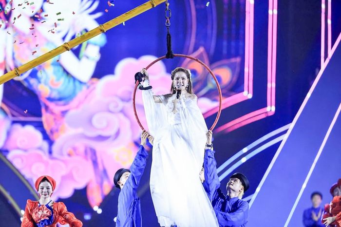  Về phần trình diễn cá nhân, Hòa Minzy tiếp tục cho thấy khả năng làm chủ sân khấu và kết nối khán giả. Từ tiết mục mở màn cùng Lâm Phúc đến phần solo Thị Mầu được phối mới, nữ ca sĩ mang lại màu sắc rộn ràng, gần gũi và giàu năng lượng. Hòa Minzy cũng có màn đu dây ấn tượng trước hàng chục nghìn người. 