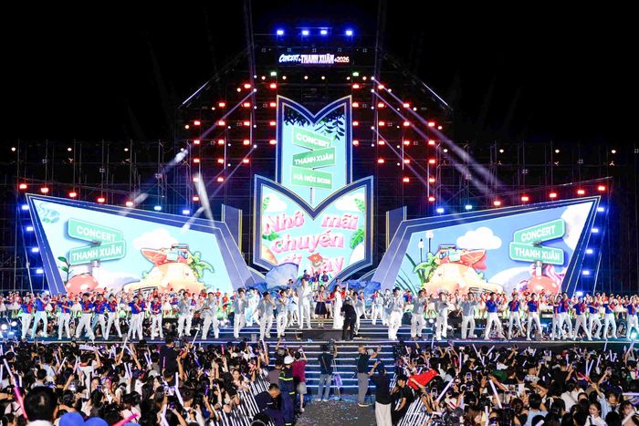  Concert gây ấn tượng bởi quy mô sân khấu, hệ thống âm thanh - ánh sáng được đầu tư, màn pháo hoa 15 phút khép lại chương trình. Đêm nhạc khép lại với mashup Nhà tôi có treo một lá cờ - Nhớ mãi chuyến đi này cùng hàng trăm vũ công, các bạn trẻ lên sân khấu. Đáng chú ý, cách lồng ghép thông điệp về tuổi trẻ Việt Nam, trách nhiệm, niềm tự hào và khát vọng vươn xa giúp chương trình không chỉ dừng lại ở một đêm nhạc giải trí, mà còn tạo được dấu ấn cảm xúc.