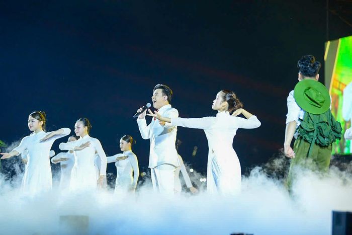  Điểm đáng chú ý của concert nằm ở cấu trúc ba chương rõ ràng: Ngọn lửa Thanh xuân, Khát vọng Thanh xuân và Thanh xuân rực rỡ. Cách chia chương giúp chương trình có mạch cảm xúc tương đối liền mạch, không đơn thuần là sự xuất hiện nối tiếp của các ca sĩ. 