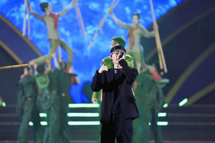  Một trong những điểm hay của concert là việc làm mới các ca khúc bằng ngôn ngữ âm nhạc gần gũi hơn với khán giả trẻ. Sự xuất hiện của Double2T trong bản phối Bước chân trên dải Trường Sơn hay phần rap À Lôi giúp không khí sân khấu trở nên sôi động, giữ được tinh thần kết nối. 