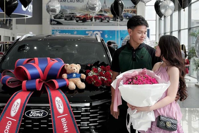  Vĩ Hào chia sẻ khoảnh khắc cả hai tậu ôtô vào tháng 10/2025. 