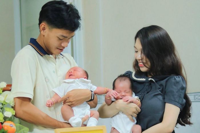  Đôi vợ chồng trẻ hạnh phúc trong tiệc đầy tháng của con. Theo hình ảnh từ trang cá nhân, Vĩ Hào đặt tên cho hai bé là Vĩ Minh (tên gọi ở nhà là Rio) và Vĩ Khôi (Lio). 