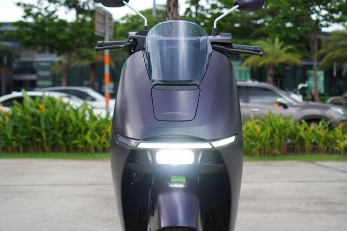  Phần đầu xe mang khá nhiều đường nét tương tự mẫu xe chạy xăng PCX cùng nhà. Cụm đèn pha chính của Honda UC3 có dạng hình khối chữ nhật, phía trên là dải đèn định vị ban ngày chạy ngang. 