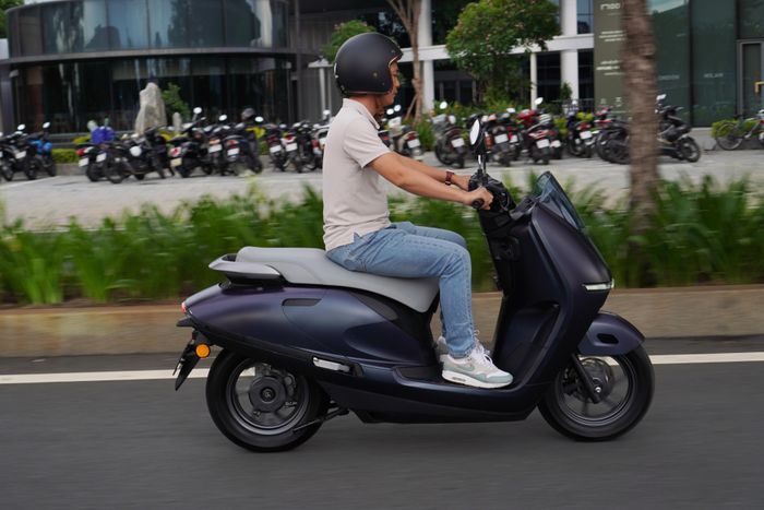  Bộ pin dưới lòng cốp dung lượng 3,174 kWh kết hợp hệ thống phanh tái sinh, cho phạm vi hoạt động khoảng 120 km/lần sạc. 