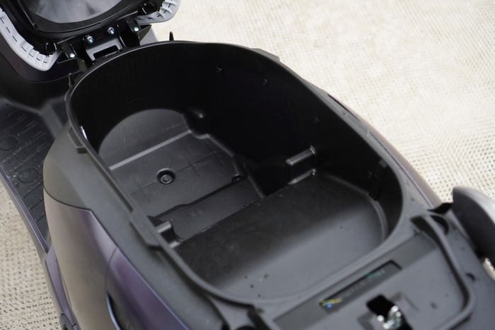  Dung tích cốp của UC3 khoảng 26 lít. Vì đã được lắp pin cố định dưới sàn xe, không gian cốp chứa đồ của UC3 trở nên rộng rãi hẳn so với 2 mẫu xe chạy điện cùng nhà là CUV e: hay Icon e:. 
