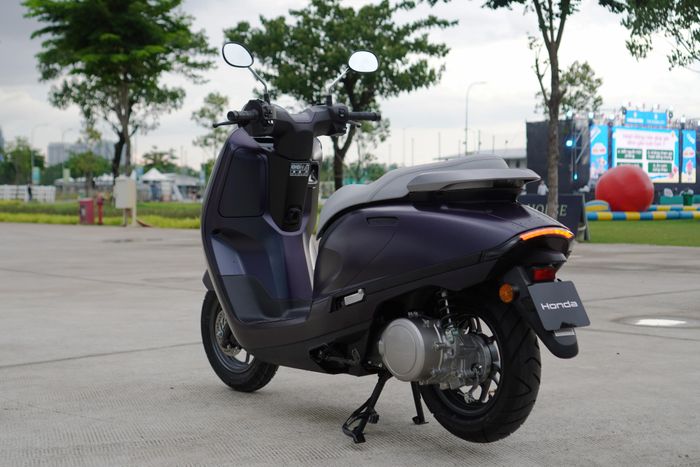  Xe có thiết kế hầm hố, kích thước cỡ lớn. Phiên bản trên ảnh có màu sơn xanh đen ngọc trai. Ngoài ra Honda còn có một tùy chọn màu trắng ngọc trai. 