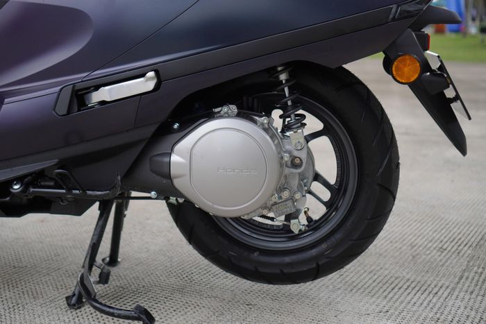  Motor điện đặt ở bánh sau cho công suất tối đa 8,15 mã lực, tốc độ tối đa 80 km/h. Động cơ xe vừa đủ để di chuyển hàng ngày, cảm giác lái khá ổn định và tương đồng các mẫu xe tay ga cùng nhà. Ở chế độ Sport, xe có khả năng tăng tốc, vào, thoát cua mạnh mẽ. Đáng tiếc, UC3 vẫn chưa được trang bị hệ thống chống trượt ABS. 