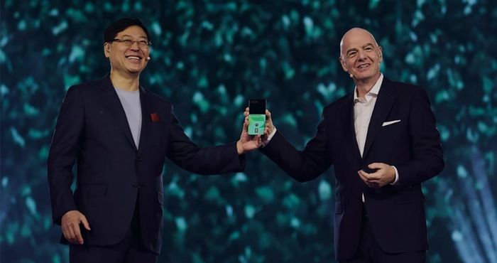  CEO Lenovo và Chủ tịch FIFA trong buổi công bố giải pháp AI cho World Cup 2026. Ảnh: FIFA.