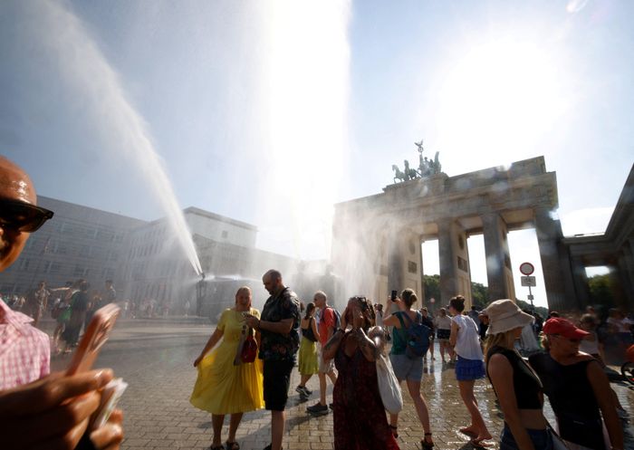  Xe phun nước của cảnh sát phun làm mát tại Cổng Brandenburg, thủ đô Berlin (Đức) ngày 27/6. Ảnh: Reuters.