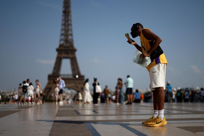  Tháp Eiffel trong đợt nắng nóng ở thủ đô Paris (Pháp) ngày 27/6. Ảnh: Reuters.