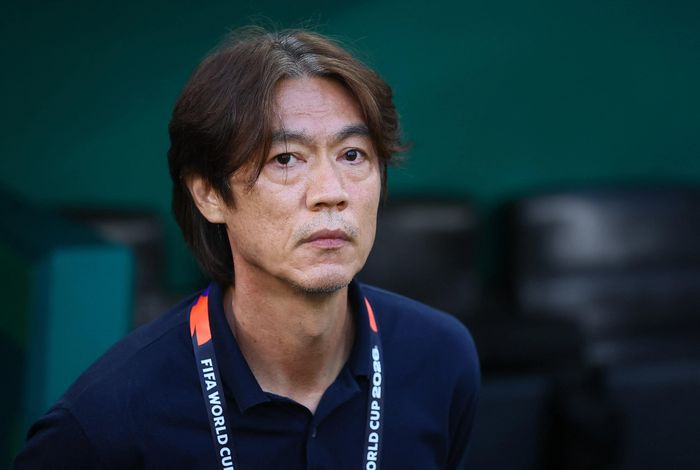  Hong Myung-bo hứng chịu làn sóng chỉ trích sau khi Hàn Quốc dừng bước ngay từ vòng bảng trong kỳ World Cup được đánh giá nhiều thuận lợi. 