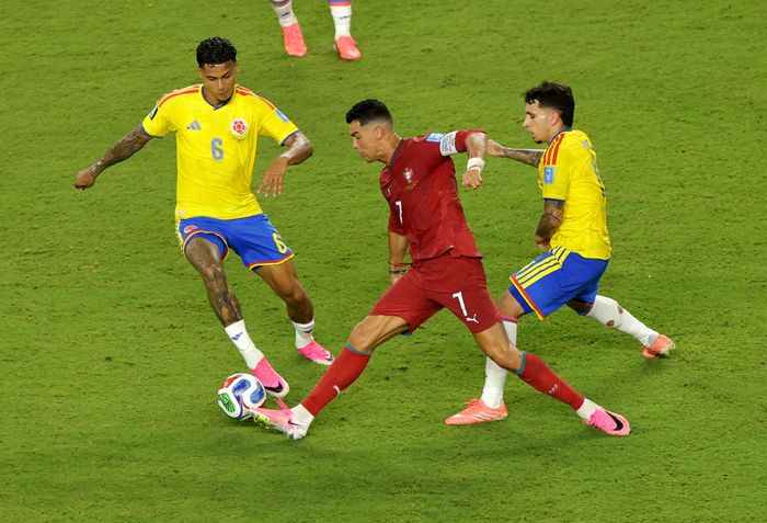 Trong suốt hiệp thi đấu đầu tiên, Ronaldo thường xuyên di chuyển rộng để tìm kiếm khoảng trống. Dẫu vậy, anh liên tục rơi vào bẫy việt vị của đối phương hoặc tung ra những cú dứt điểm chưa đi trúng mục tiêu như mong đợi. 