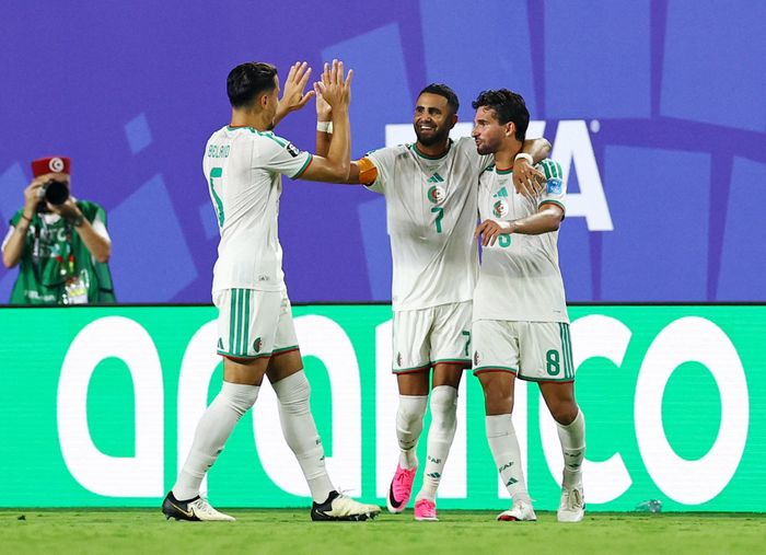  Algeria sống sót trong cuộc đua vé vớt đầy hỗn loạn, nơi chỉ một bàn thắng cũng đủ thay đổi số phận cả vòng bảng. 