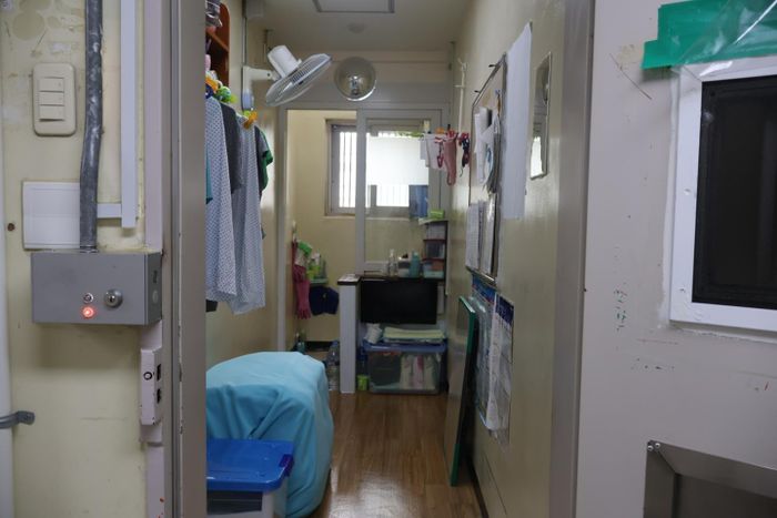  Một phòng giam biệt lập tại Trại giam nữ Cheongju ở Cheongju, tỉnh Bắc Chungcheong. Mặc dù chật chội ngay cả đối với một người, phòng giam này vẫn giam giữ hai tù nhân do tình trạng quá tải. Ảnh: Bộ Tư pháp Hàn Quốc. 
