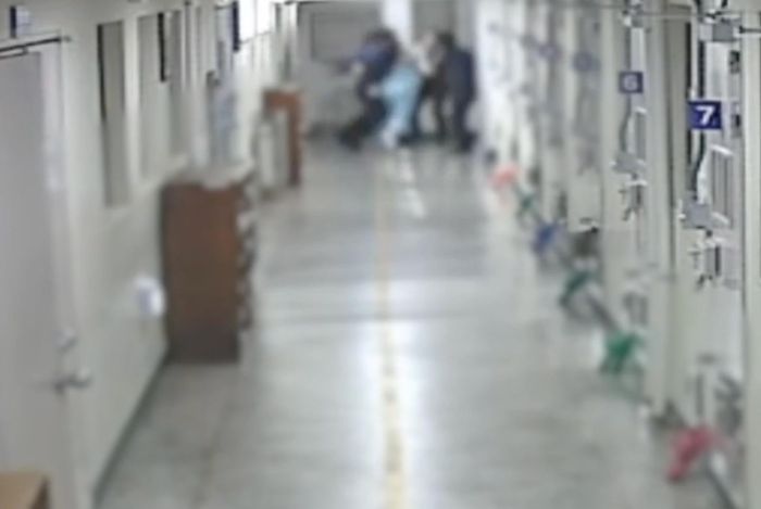  Cán bộ trại giam khống chế một nữ tù nhân có hành vi bạo lực trong khi bị dẫn giải tại Trại giam nữ Cheongju. Ảnh: Bộ Tư pháp Hàn Quốc. 