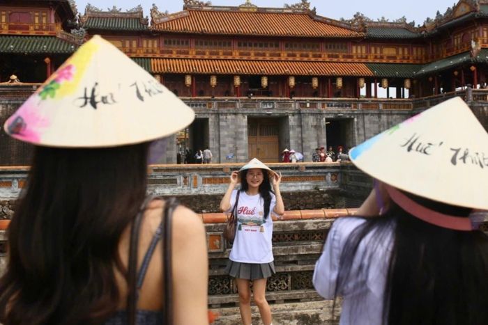  Du khách tham quan di tích Huế vào kỳ nghỉ Giỗ Tổ Hùng Vương vừa qua. Ảnh: Quốc Anh. 