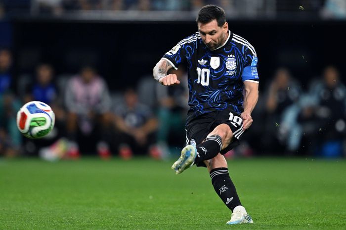  Theo thống kê, Messi đã có tổng cộng 72 bàn thắng từ chấm đá phạt trực tiếp trong cả sự nghiệp. Siêu sao người Argentina hiện chỉ còn kém 5 bàn thắng đá phạt để cân bằng thành tích sút phạt tốt nhất lịch sử của Juninho. Ảnh: SofaScore. 