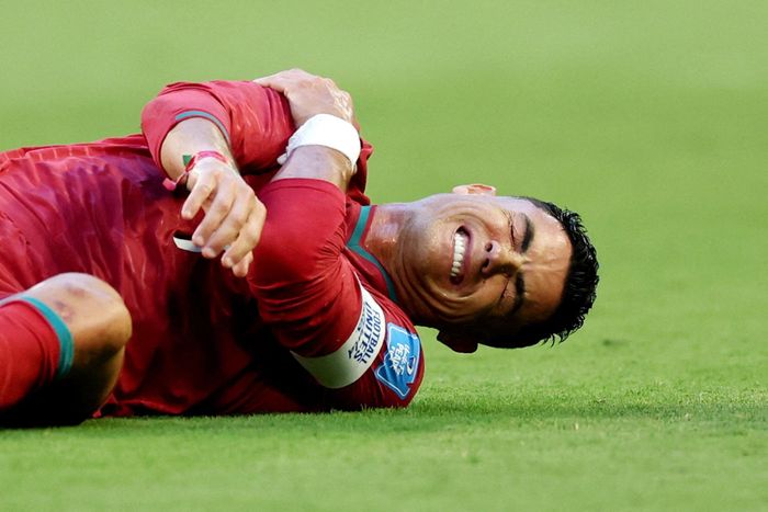  Trái ngược với sự tỏa sáng của Messi, dù nhận được sự kỳ vọng lớn từ người hâm mộ ở cuộc chạm trán giữa Bồ Đào Nha và Colombia ở lượt trận cuối bảng K, Cristiano Ronaldo lại có một ngày thi đấu cực kỳ khó khăn. Theo thống kê, đây đã là trận đấu thứ 7 liên tiếp mà CR7 không có nổi một pha rê bóng nào. Ảnh: Reuters. 