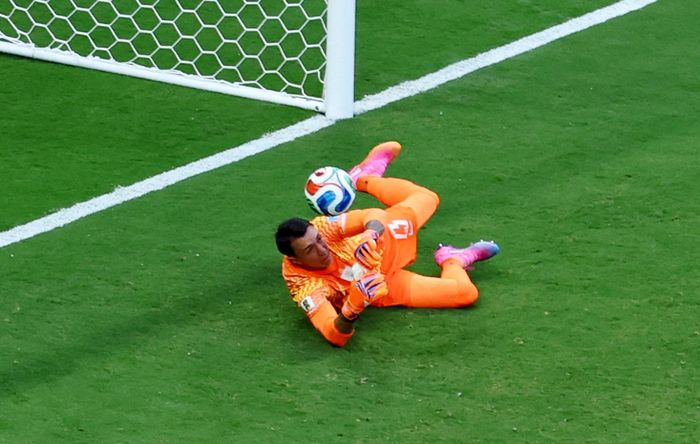  Theo báo chí nước ngoài, Muslera đã xác lập nên hàng loạt kỷ lục cho danh hiệu "thủ môn tệ nhất" của mình. Ảnh: Raquel Cunha/Reuters.
