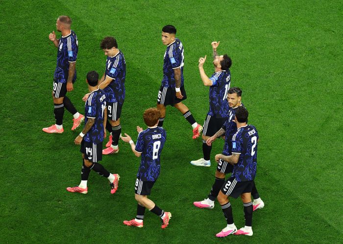  Lionel Messi ăn mừng cùng đồng đội sau khi ghi bàn thắng thứ ba cho Argentina. Ảnh: Issei Kato/Reuters.