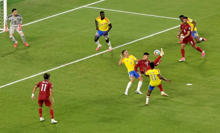  Về phần Ronaldo, dù thi đấu trọn 90 phút, anh lại có màn trình diễn mờ nhạt. CR7 chỉ chạm bóng 35 lần, tung một cú sút trúng đích và hai lần việt vị. Với chỉ số bàn thắng kỳ vọng (xG) khiêm tốn 0,17, siêu sao 41 tuổi hoàn toàn bất lực trong việc ghi bàn, khiến Bồ Đào Nha đành ngậm ngùi chấp nhận vị trí nhì bảng K. 